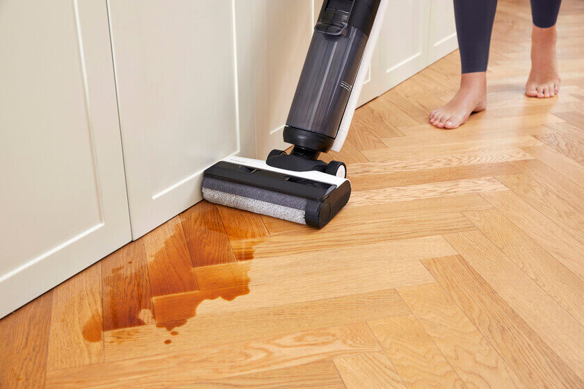 Membersihkan lantai dengan vacuum cleaner tineco