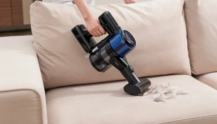 membersihkan sofa dengan vacuum cleaner Tineco Pure One S30 Pro untuk mencegah penyakit yang ditularkan bulu hewan